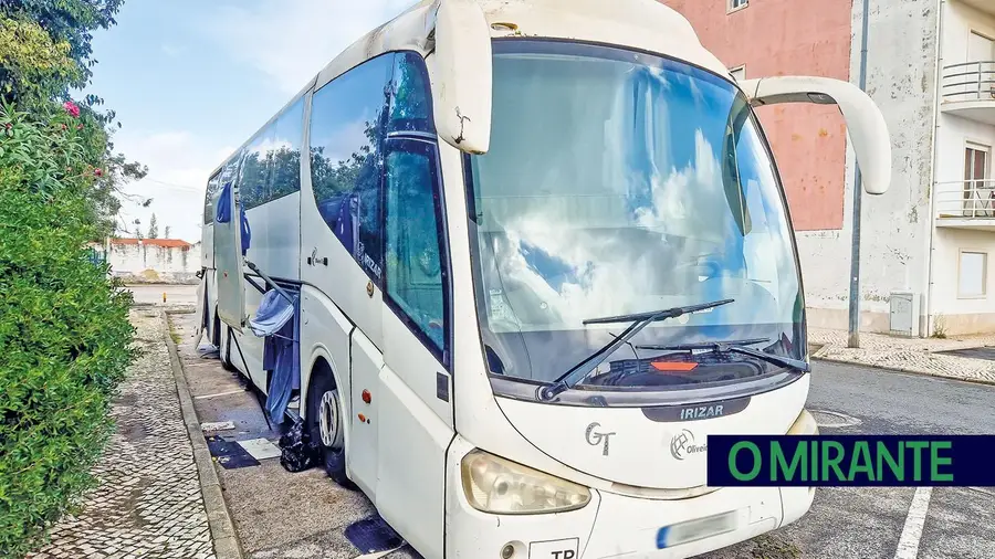 Autocarro abandonado há dois anos em Samora Correia é para remover em breve