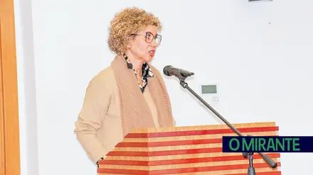 Moradores têm de usar galochas para sair de casa em rua degradada de Árgea