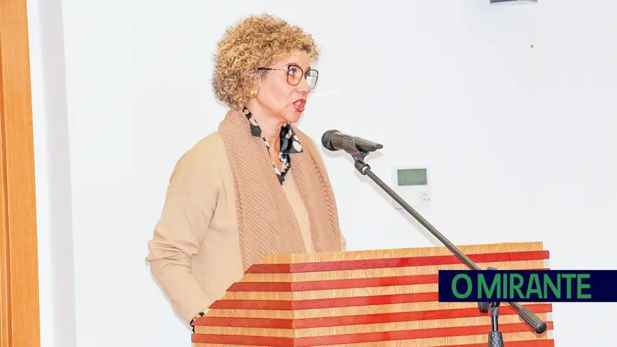 Moradores têm de usar galochas para sair de casa em rua degradada de Árgea