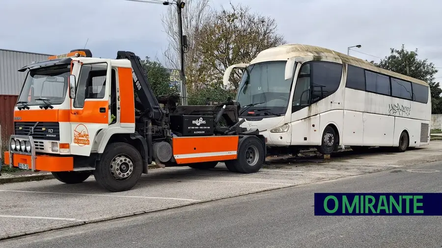 Autocarro abandonado em Samora Correia removido após anos de polémica