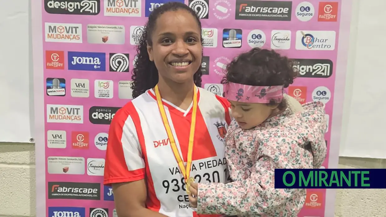 Liga de futebol feminino em jornada de cariz solidário em Alhandra