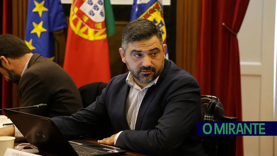 Câmara de Alenquer chumba moção do Chega sobre o 25 de Novembro