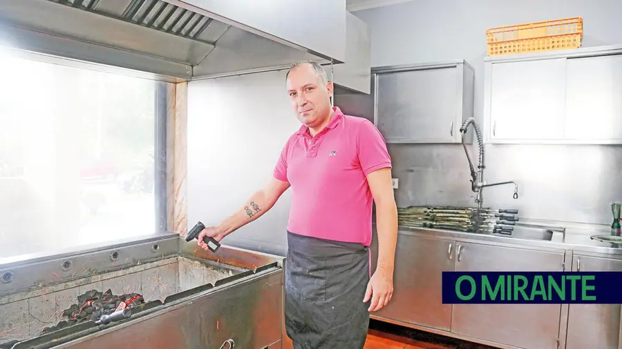 Fernando Pinto: a assar frangos há mais de uma década na Póvoa de Santa Iria