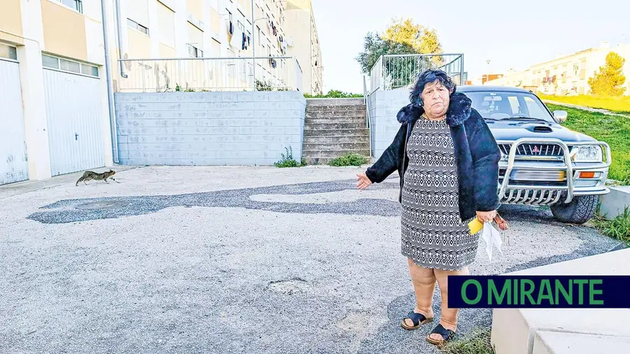 Estacionamento selvagem impede moradores de Povos de aceder à garagem