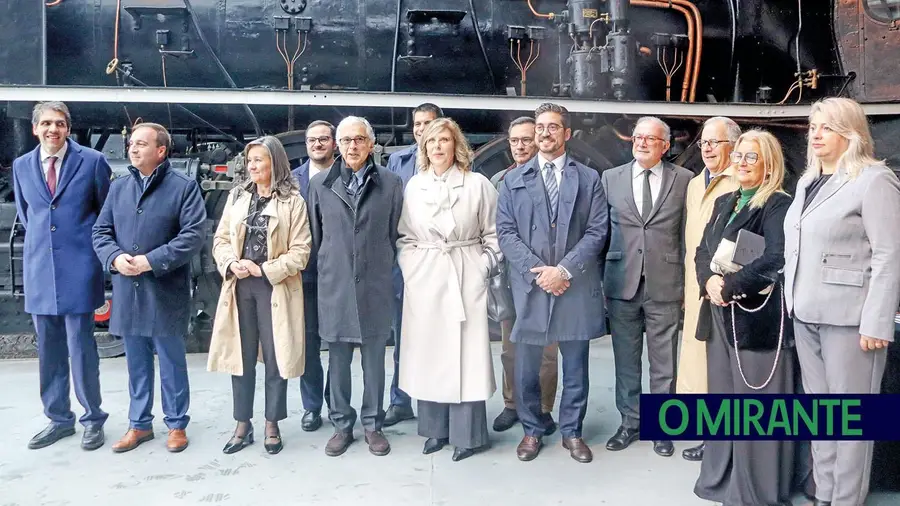 Aguiar Branco sugere leds no comboio presidencial do museu ferroviário e agarra espada templária