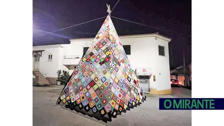 Fungalvaz uniu-se e de várias mãos nasceu uma árvore com seis metros feita em croché