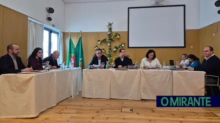 Coruche aprova descida da taxa variável de IRS para 2,5% em 2026