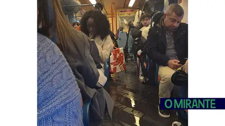 Comboio regional da CP em más condições revolta passageiros