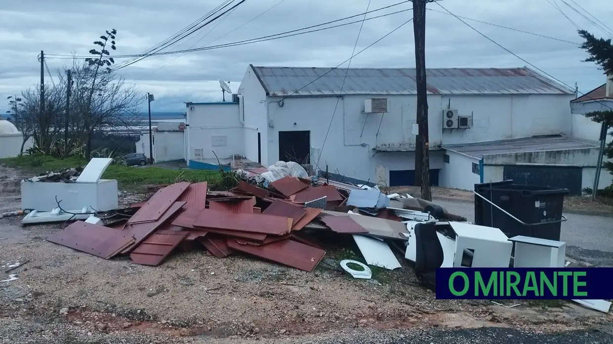 Carros abandonados e lixo continuam a marcar a paisagem da Verdelha do Ruivo
