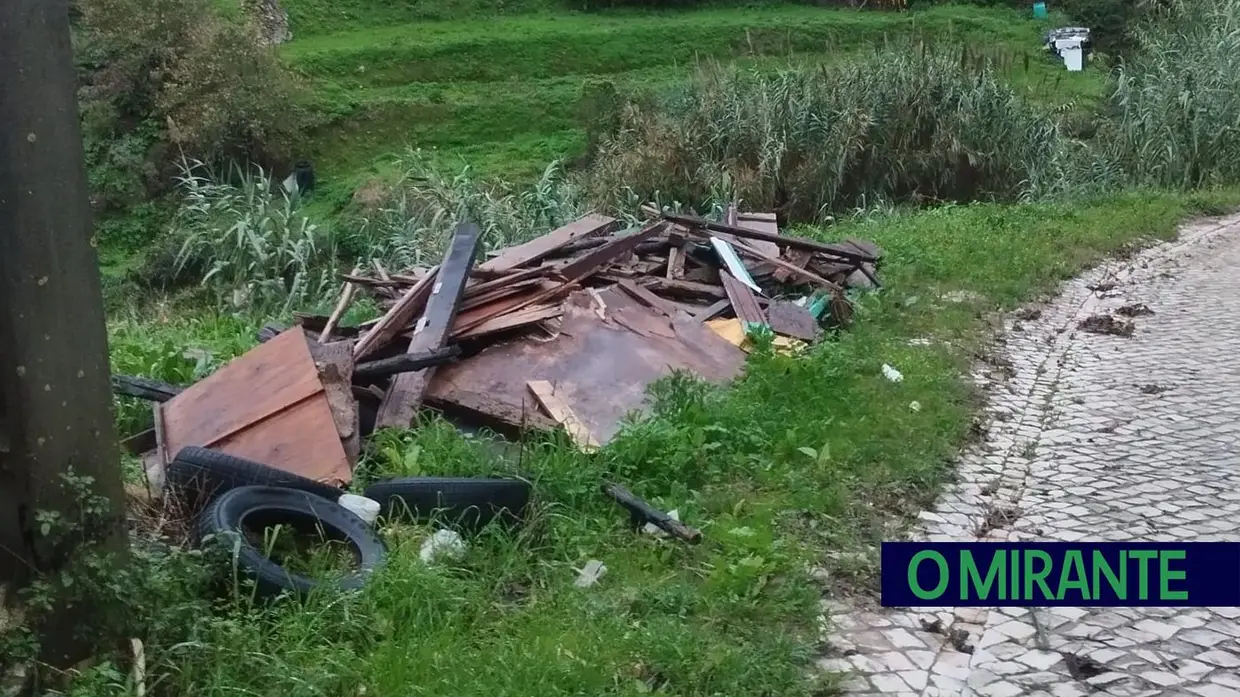 Carros abandonados e lixo continuam a marcar a paisagem da Verdelha do Ruivo