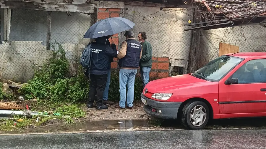 Aparato policial para notificar moradores de construções ilegais em Santarém