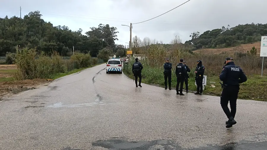 Aparato policial para notificar moradores de construções ilegais em Santarém