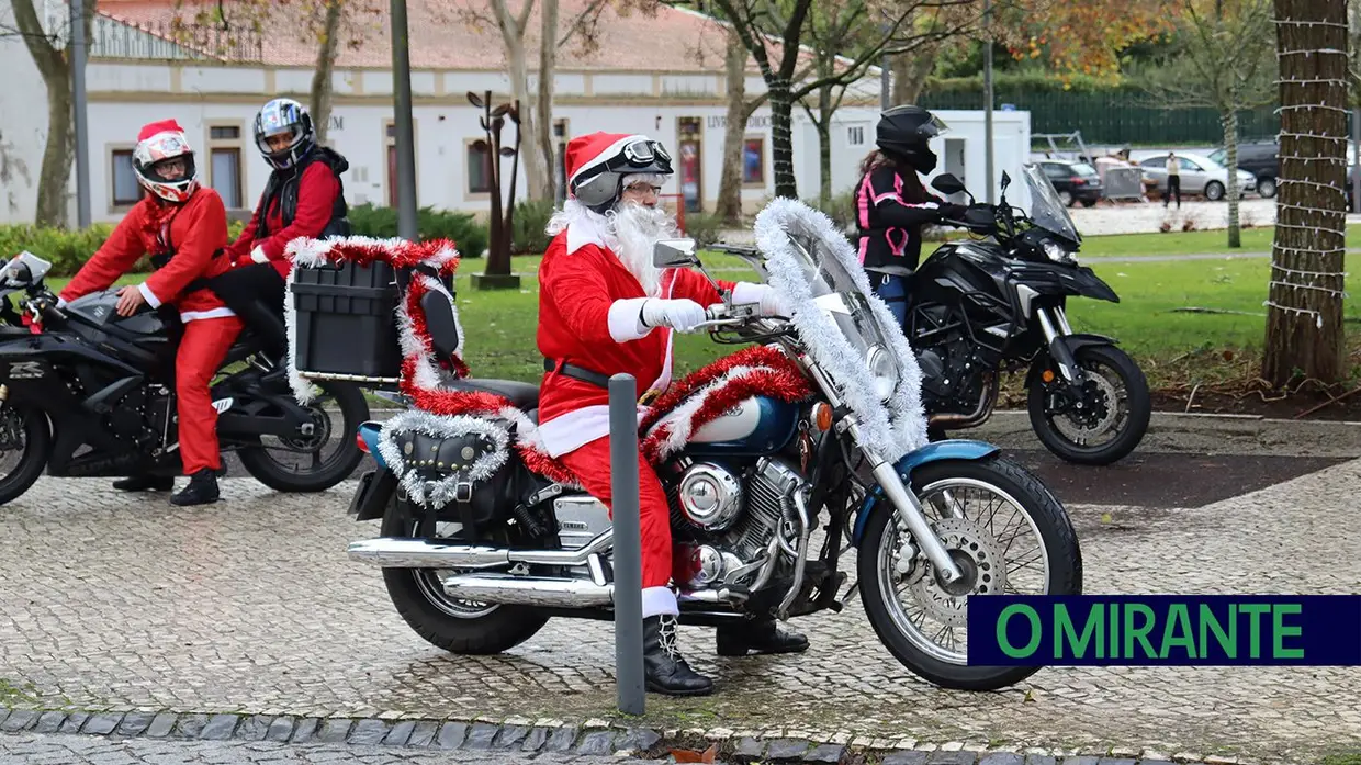 Pais Natais desfilaram de mota em Santarém