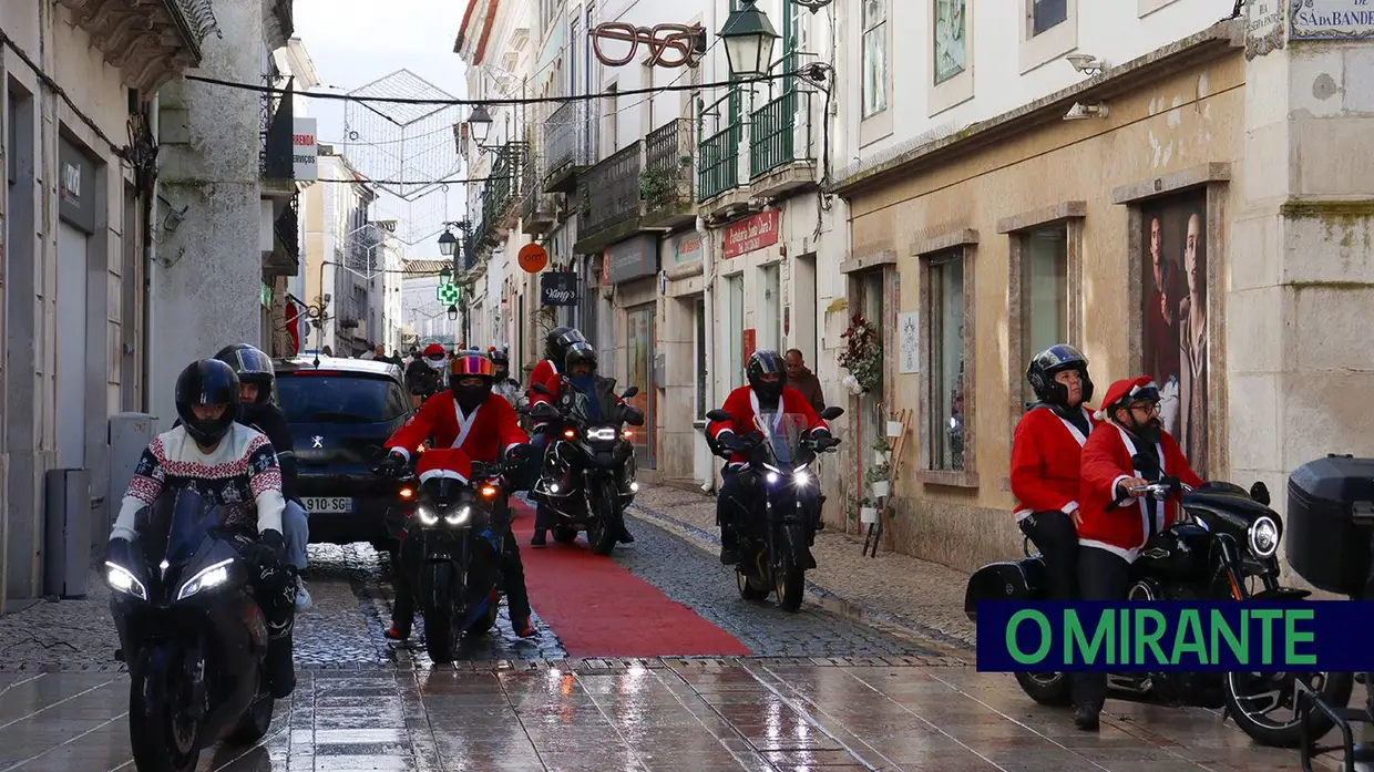 Pais Natais desfilaram de mota em Santarém
