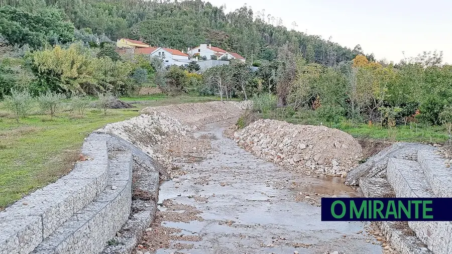 Moradores insistem que intervenções na ribeira de Rio de Moinhos foram um crime ambiental