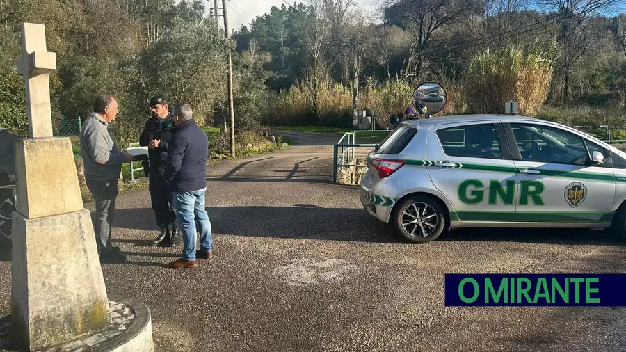 Violência doméstica conhecida das autoridades termina com morte de homicida e criança britânica