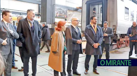 Ministros acompanharam a apresentação das novas automotoras da CP no Entroncamento
