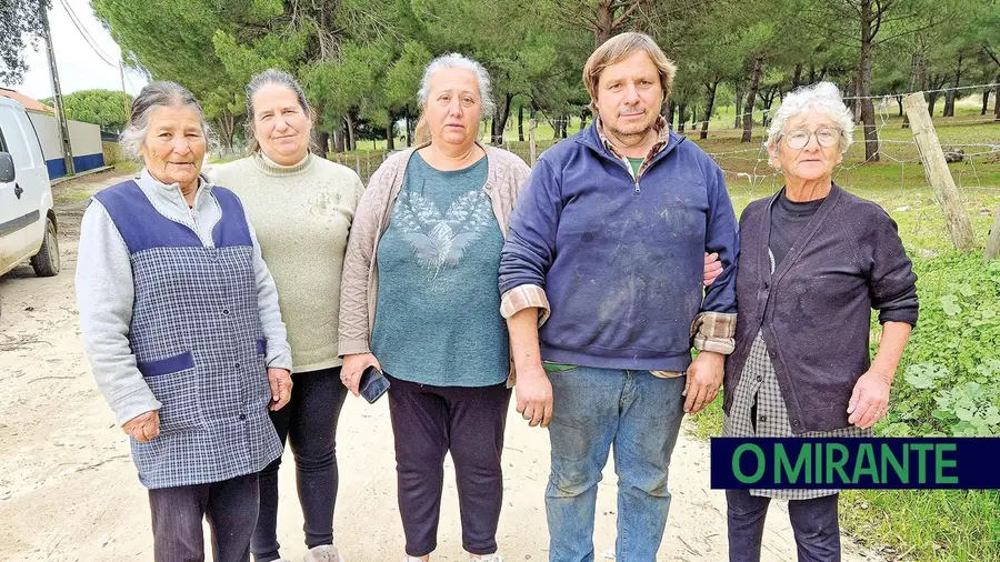 Moradores no Couço desesperam por soluções para estradas cheias de buracos