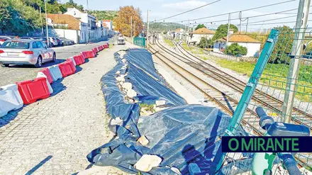 Talude que deslizou junto à estação de Santarém espera solução há dois anos