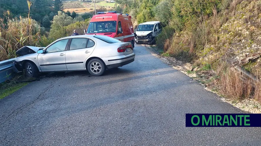 Colisão entre dois carros faz dois feridos em Azóia de Cima