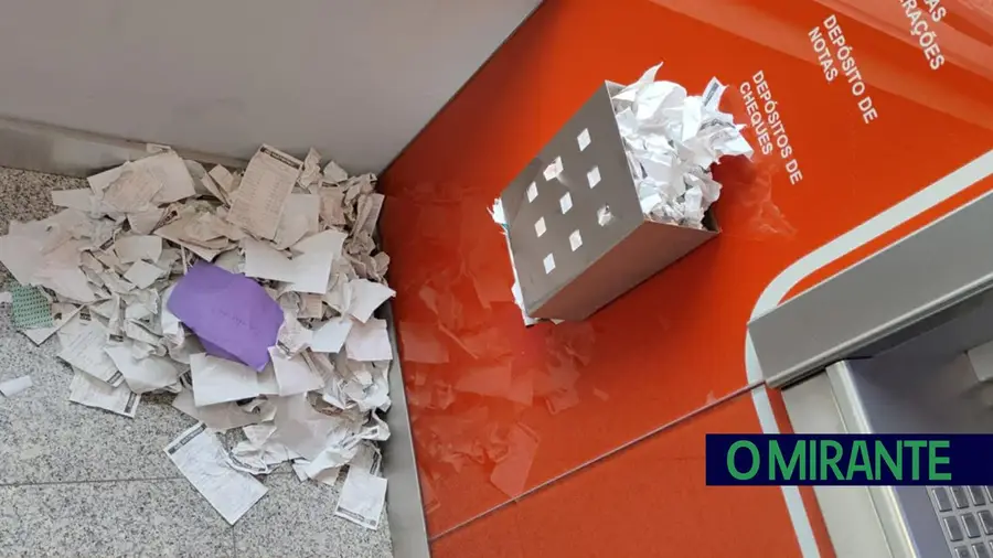 Falta de civismo e de manutenção após fecho do Santander na Chamusca