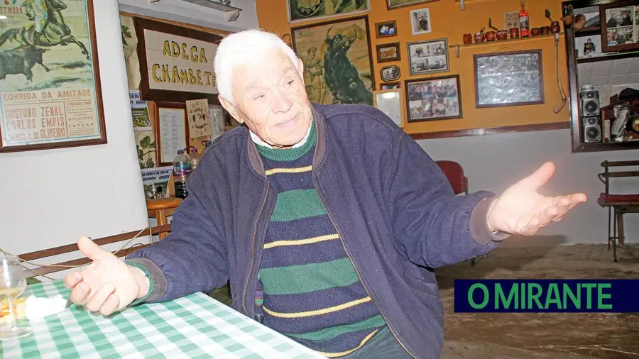 O pé descalço que casou com a menina de bem e tem uma adega que produz amizade