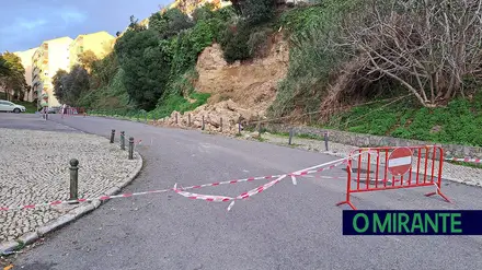 Aluimento de terras corta rua no Forte da Casa