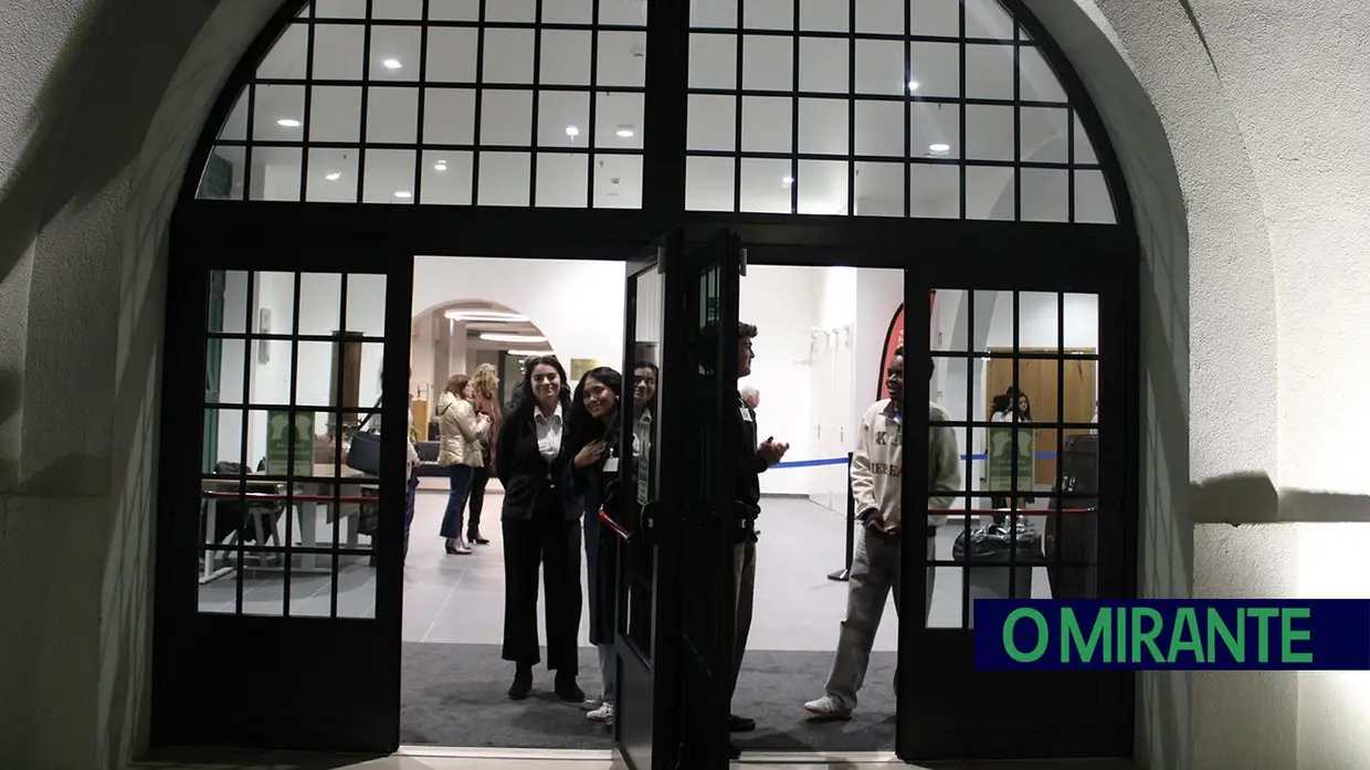 Alunos dos cursos profissionais assinam protocolos de estágio em Almeirim