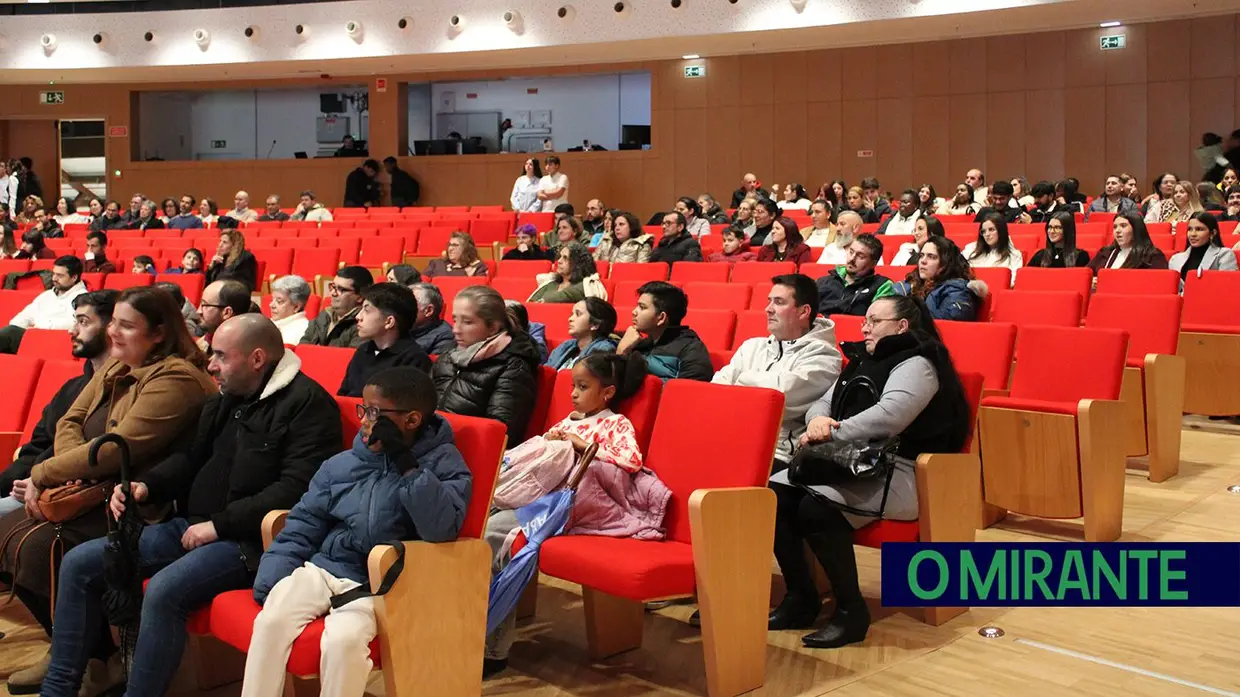 Alunos dos cursos profissionais assinam protocolos de estágio em Almeirim