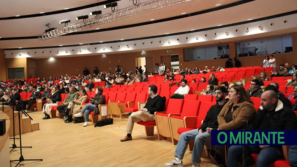 Alunos dos cursos profissionais assinam protocolos de estágio em Almeirim