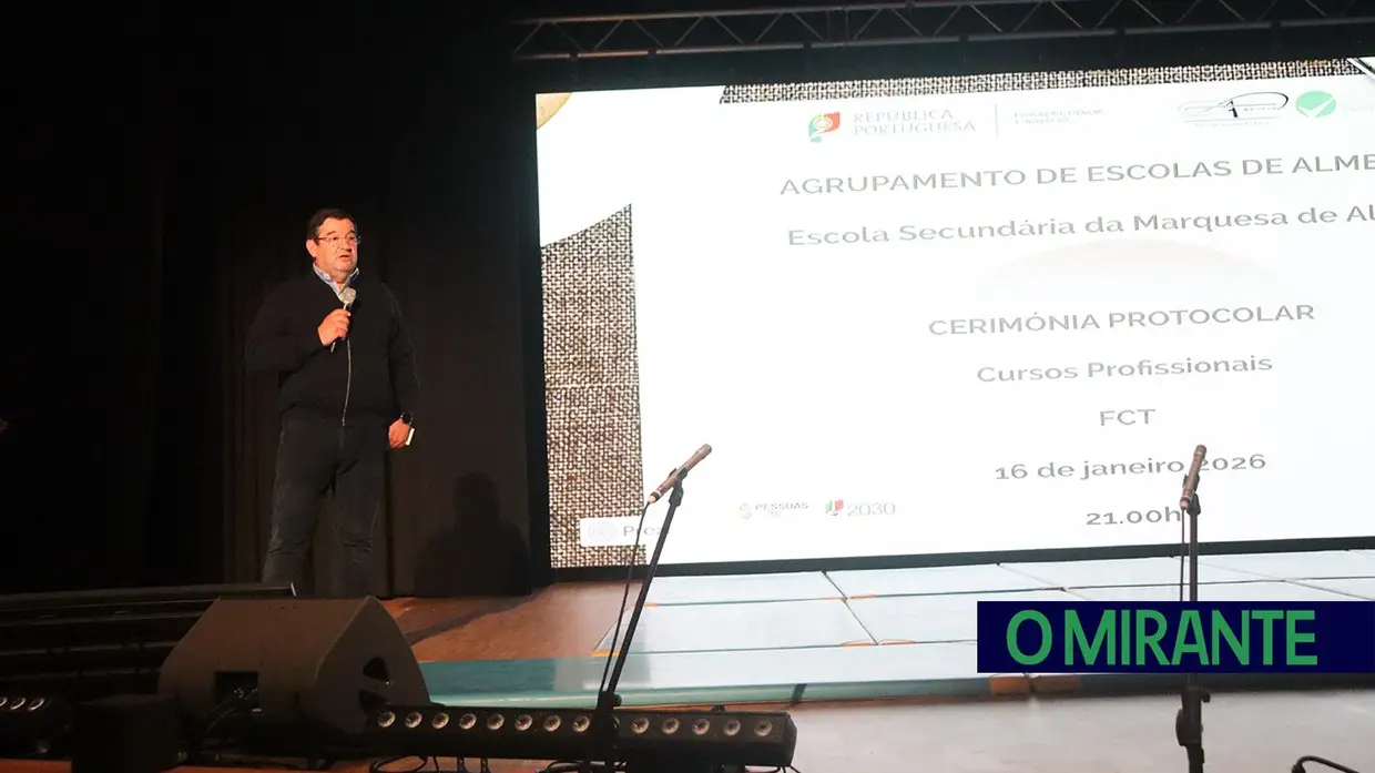 Alunos dos cursos profissionais assinam protocolos de estágio em Almeirim