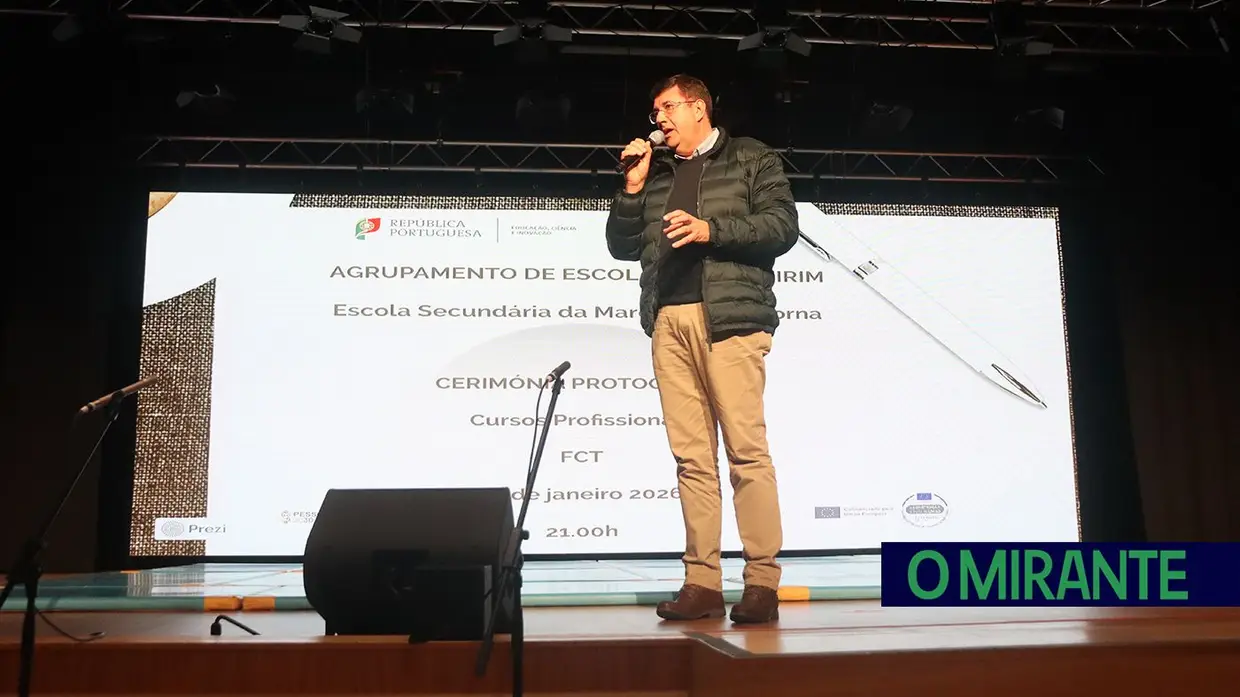 Alunos dos cursos profissionais assinam protocolos de estágio em Almeirim