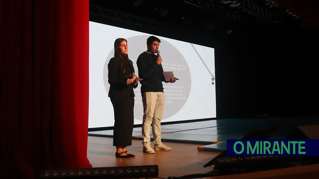 Alunos dos cursos profissionais assinam protocolos de estágio em Almeirim