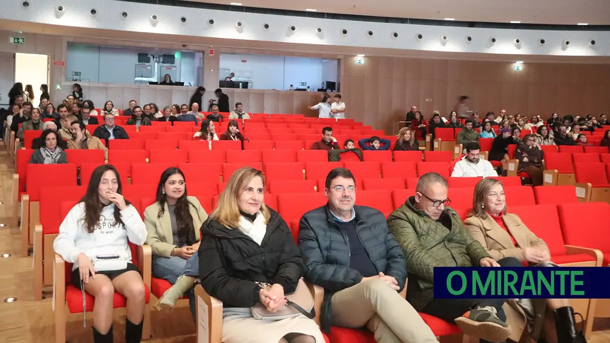 Alunos dos cursos profissionais assinam protocolos de estágio em Almeirim