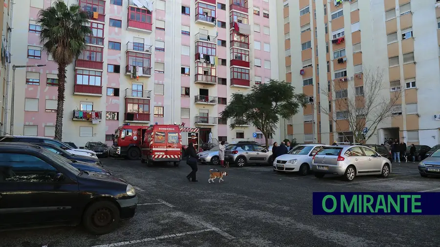 Moradores evacuados após incêndio em prédio no Carregado aguardam vistoria final ao edifício