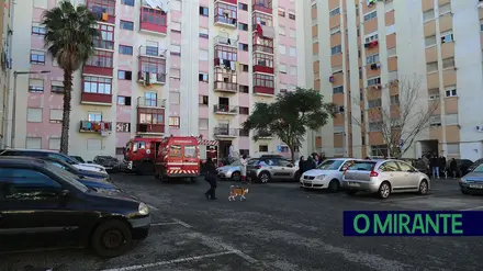 Moradores evacuados após incêndio em prédio no Carregado aguardam vistoria final ao edifício