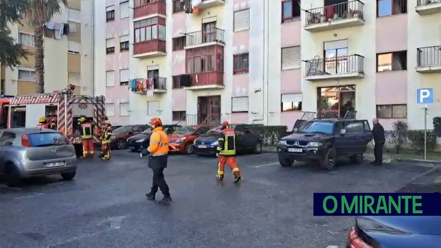Incêndio em prédio de oito pisos no Carregado faz um morto