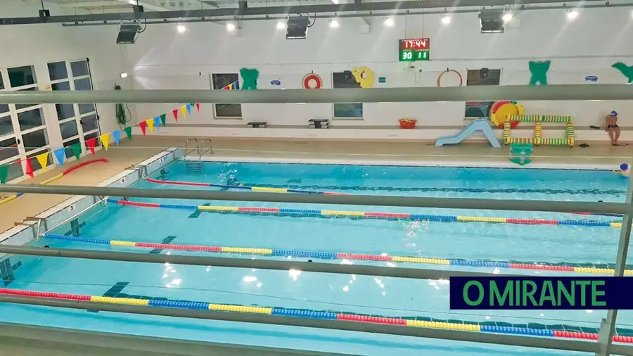 Piscinas públicas afogadas em obras e prazos