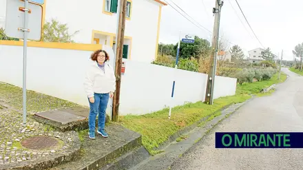 Crianças esperam pelo autocarro numa valeta em Azambuja