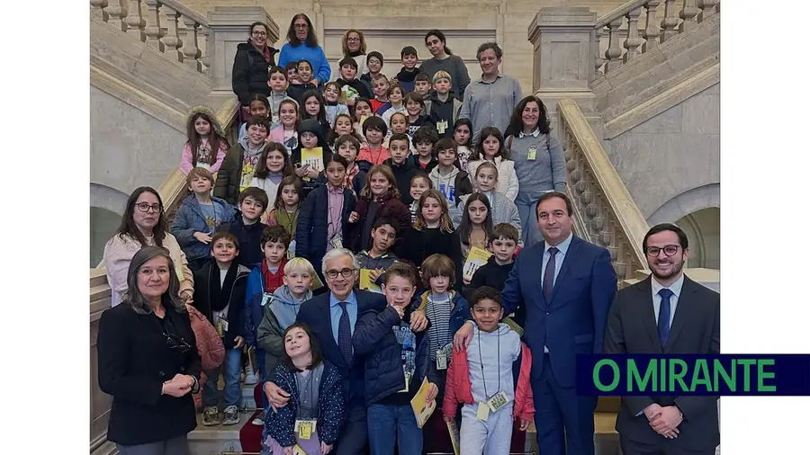 Alunos da Escola EB1 de Santo Estêvão viveram um dia diferente no Parlamento