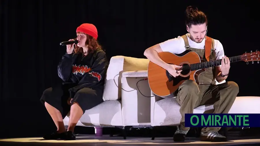 Carolina Deslandes dá concerto intimista com casa cheia em Santarém