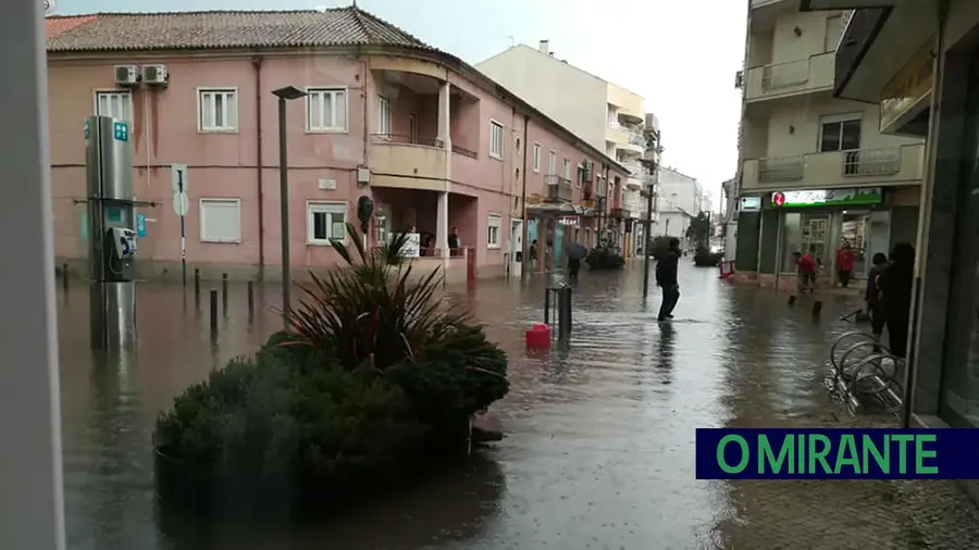 Ribatejo em alerta: várias estradas submersas e plano de cheias activado