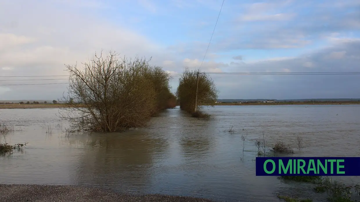 Estrada submersa no Pombalinho interditada ao trânsito