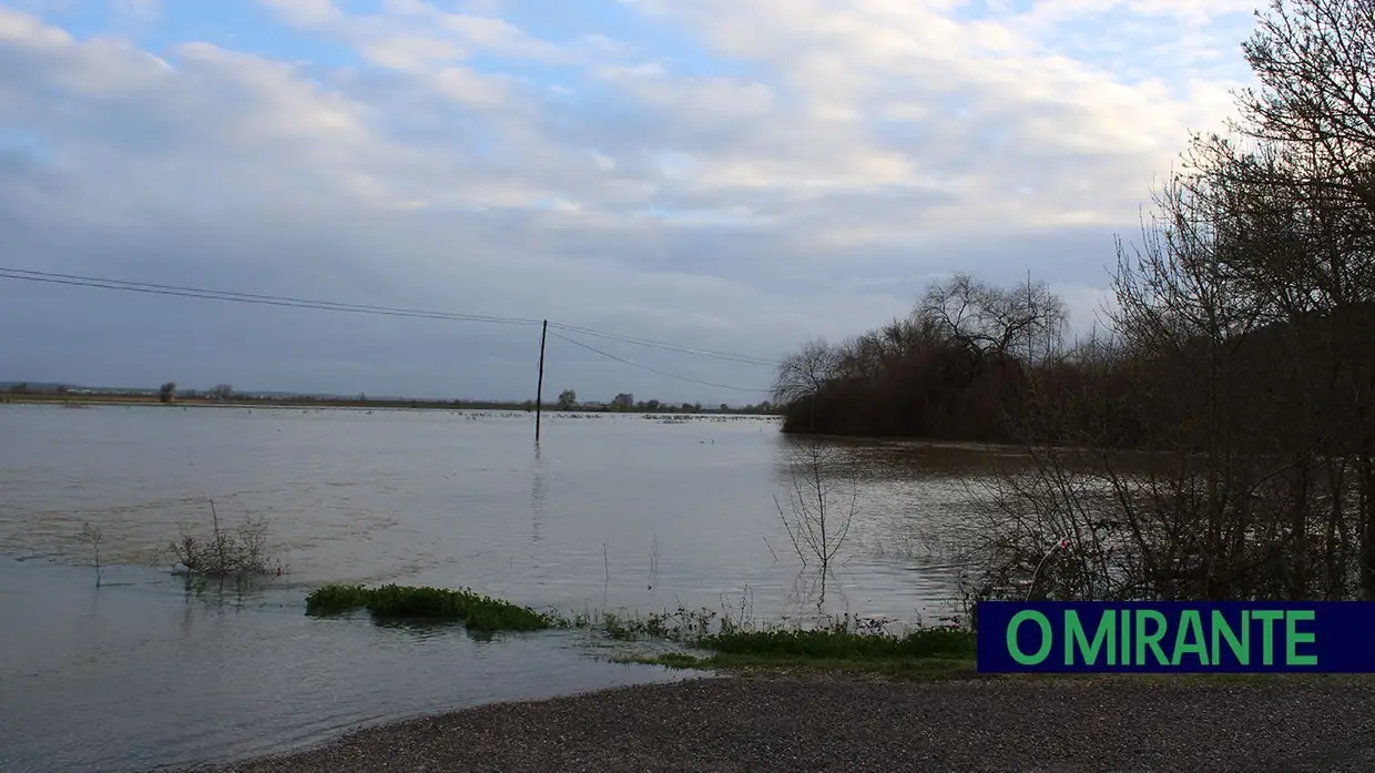 Estrada submersa no Pombalinho interditada ao trânsito