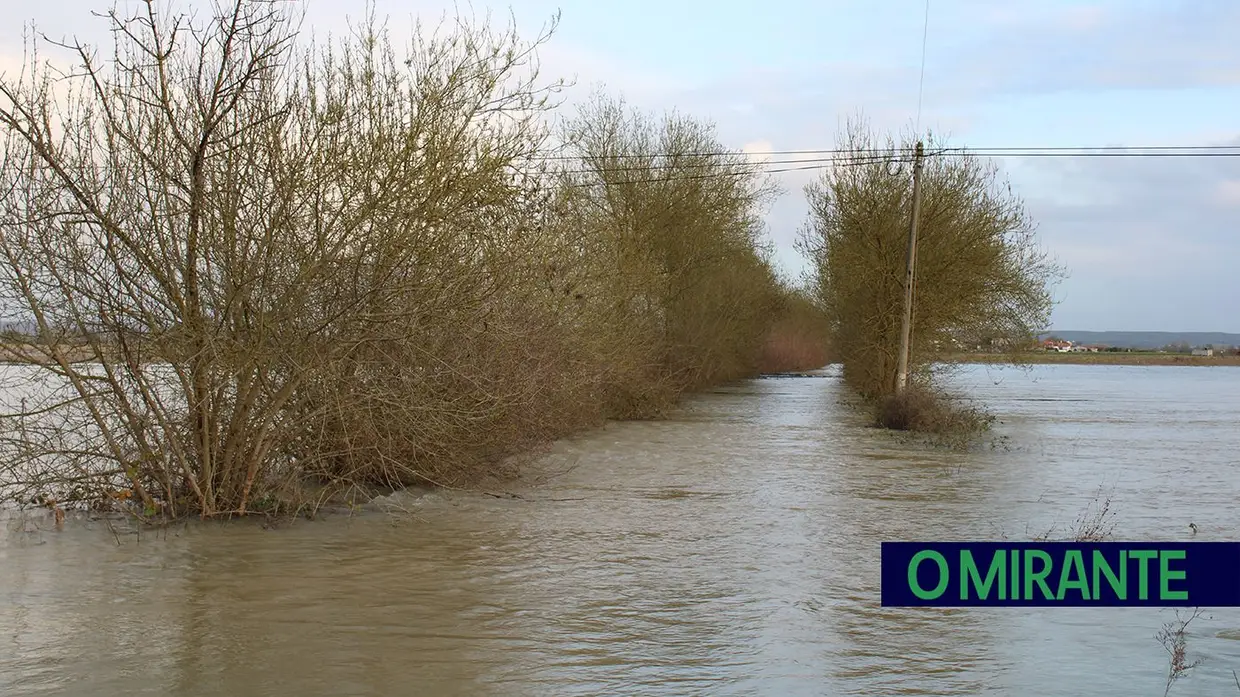 Estrada submersa no Pombalinho interditada ao trânsito