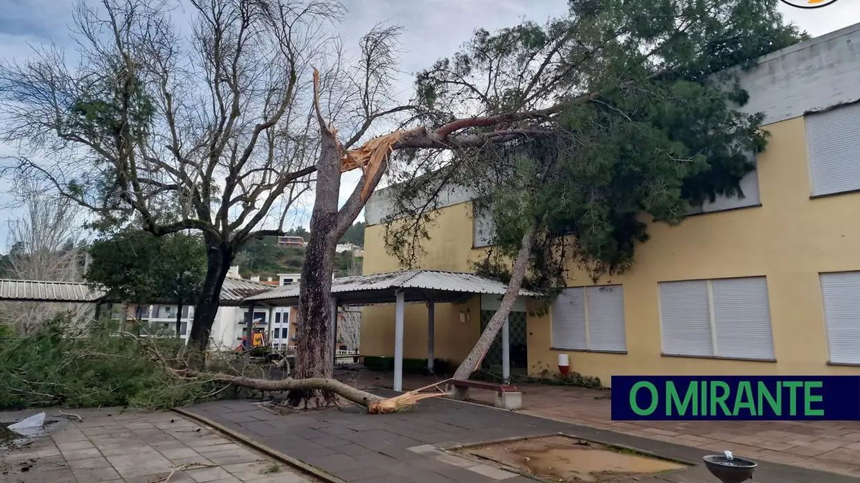 Depressão Kristin provoca 73 ocorrências no concelho de Vila Franca de Xira e uma vítima mortal