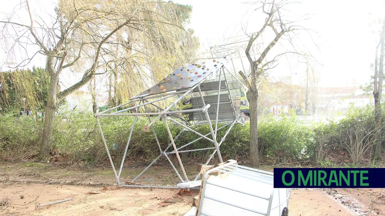 Depressão Kristin deixa rasto de caos em Tomar