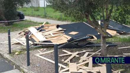 Casinha dos escuteiros de VFX arrasada e telhado voou 50 metros