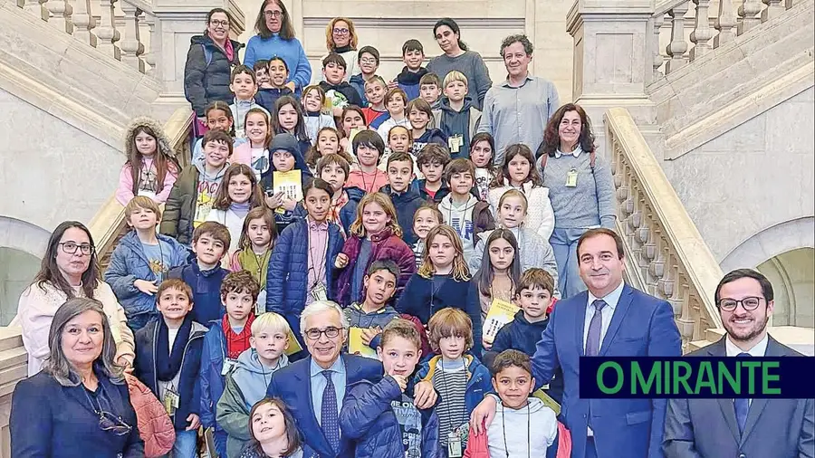 Alunos de Santo Estêvão viveram um dia diferente no Parlamento