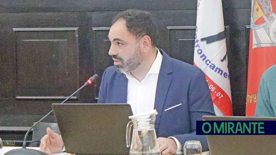 Pressão do estacionamento na estação do Entroncamento afasta clientes e prejudica comércio